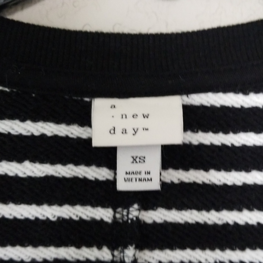 V neck sweater - Picture 2 of 6